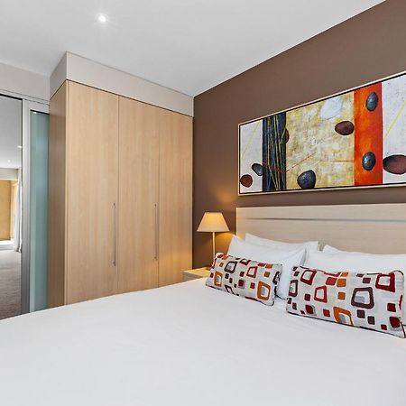 Belle Escapes - Glenelg Seaside Apartment Экстерьер фото